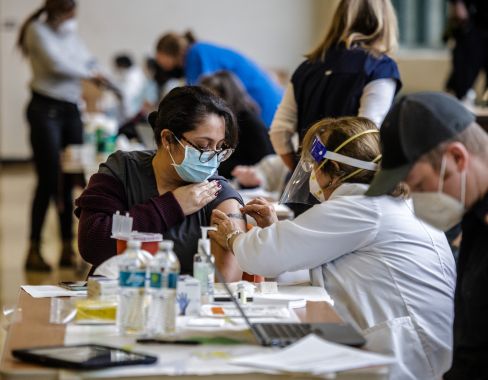 Une femme reçoit une dose de vaccin contre la COVID-19.