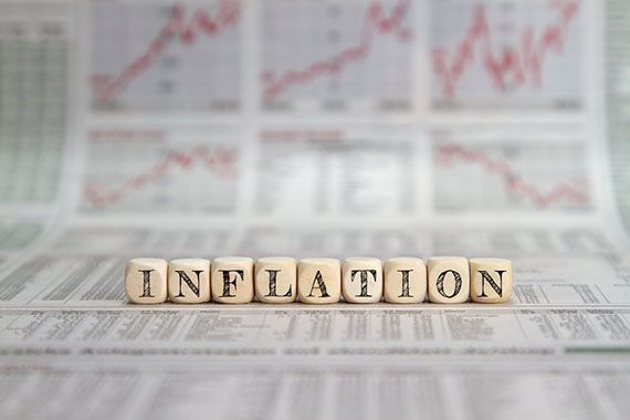 Le mot inflation devant des journaux.