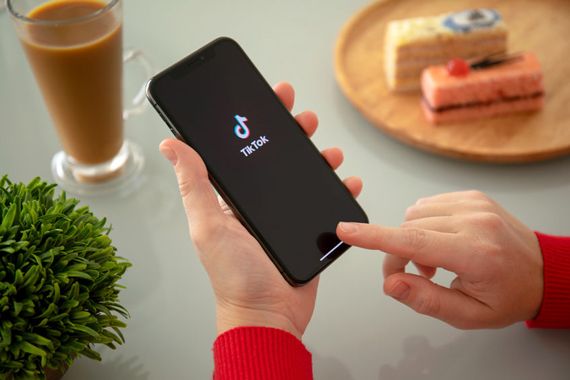 Une personne consulte l'application Tiktok.