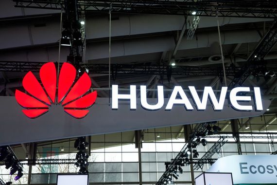 Le logo de Huawei sur un bâtiment en Lituanie.