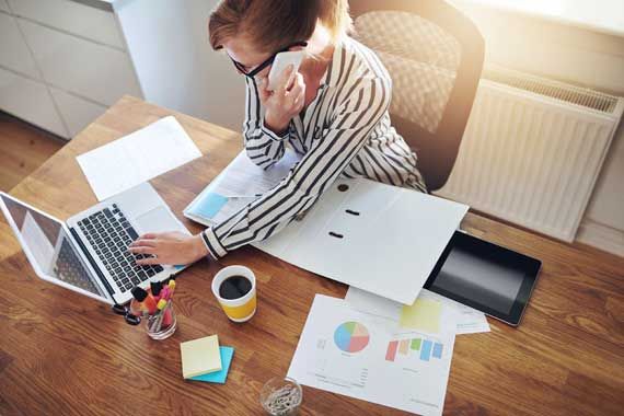 Une femme qui gère des documents.