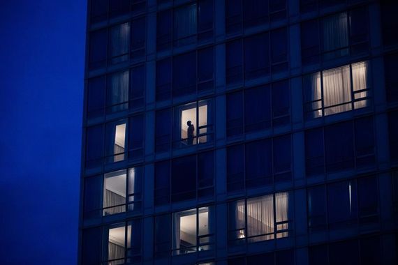 Une personne dans une chambre d'hôtel