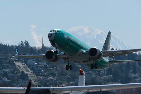 Un avion de Boeing qui décolle.