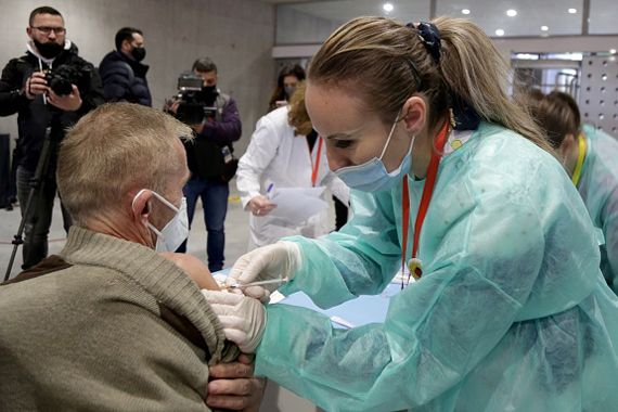 Une personne qui reçoit un vaccin.