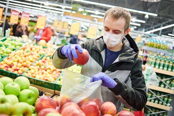 Une personne masquée dans une épicerie