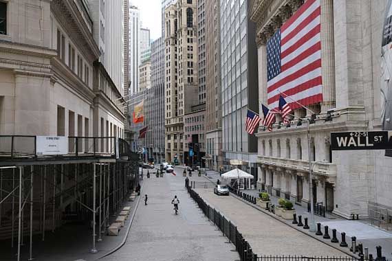 Une vue extérieure de Wall Street, à New York.