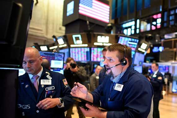 Des courtiers sur le plancher de la Bourse de New York.