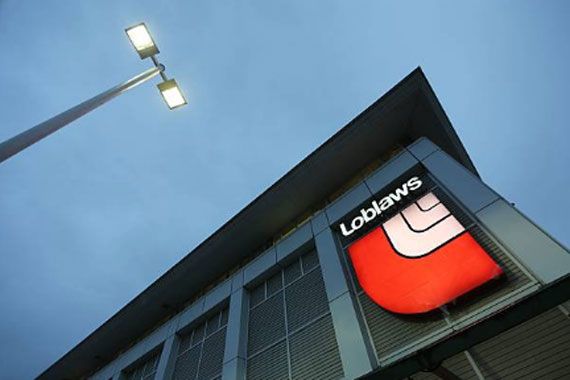 Le logo de Loblaw sur la façade d'une épicerie.