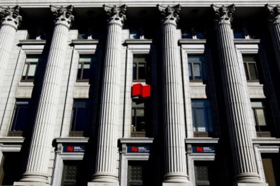 Le logo de la Banque Nationale du Canada devant une tour du centre-ville de Montréal.