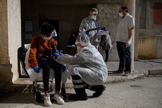 Des médecins font des tests de dépistage à Marseille.