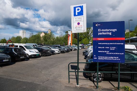 Un stationnement réservé aux voitures électriques à Oslo, en Norvège