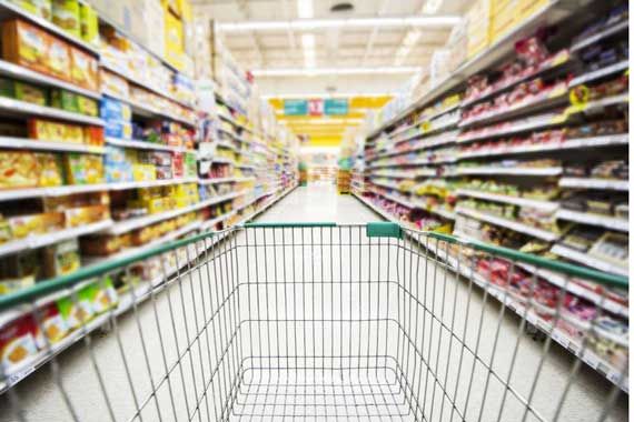 Un panier d'épicerie dans une rangée 