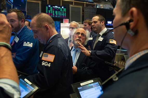 Des courtiers sur le plancher de la Bourse de New York.