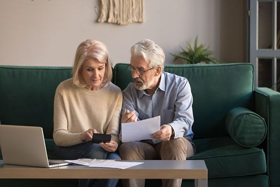 Un couple qui regarde des documents financiers