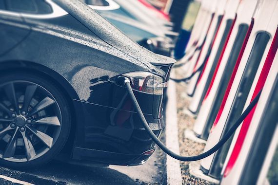 Une auto électrique qui est en train de se faire charger.