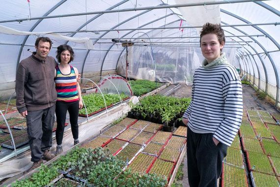 Un couple et une jeune femme