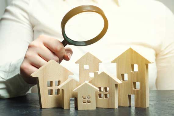 Des maisons en bois sous une loupe.