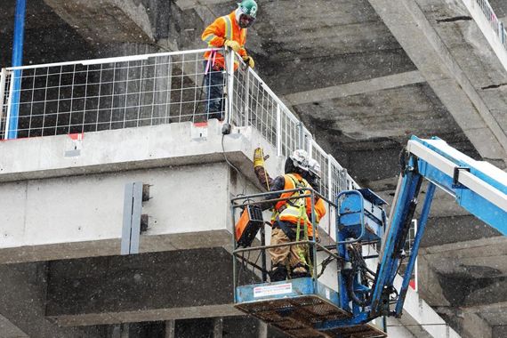 Des travailleurs de la construction sur un chantier.