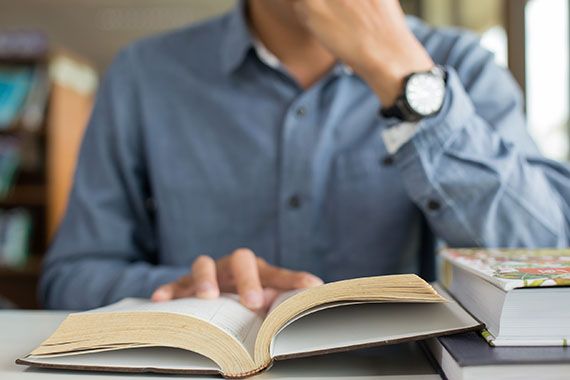 Un homme qui lit un livre