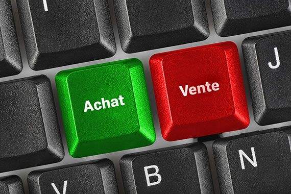 Un clavier d'ordinateur avec un bouton achat et un bouton vente