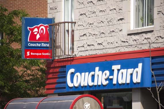 Devanture d'un dépanneur Couche-Tard