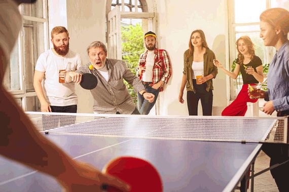 Des employés qui jouent au Ping-Pong