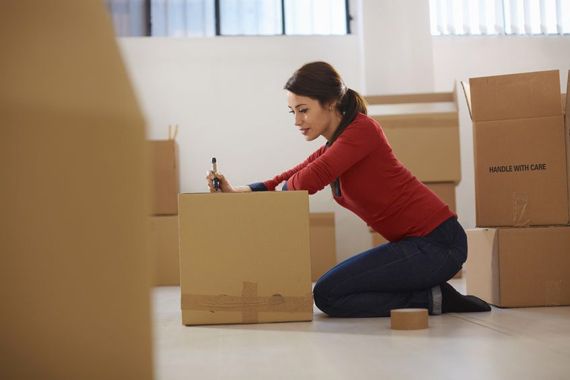 Une femme remplie des boîtes de carton.