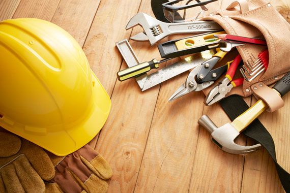 Des outils à côté d'un casque de construction