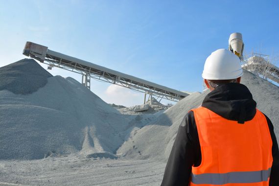 Un homme surveille les travaux dans une mine.