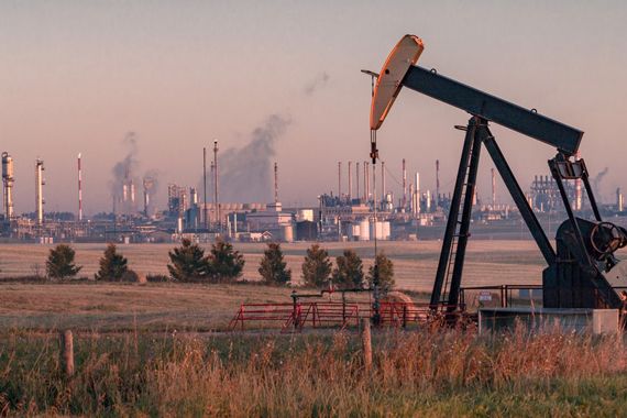 Un usine de transformation de pétrole.