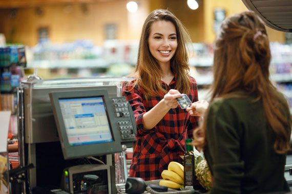 Une femme paie son épicerie