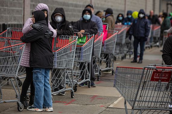 Des gens attendent en file pour rentrer dans un Costco dans l'État de New York.