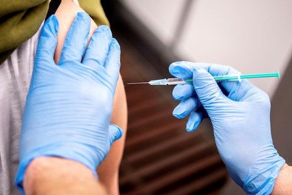 Une personne se fait vacciner