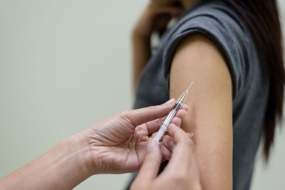 Une personne se fait vacciner