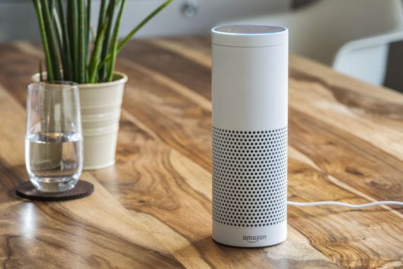 Une enceinte Echo sur une table en bois