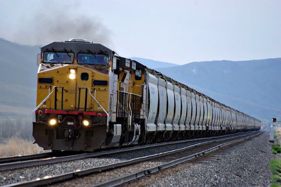 Une locomotive tire un train.