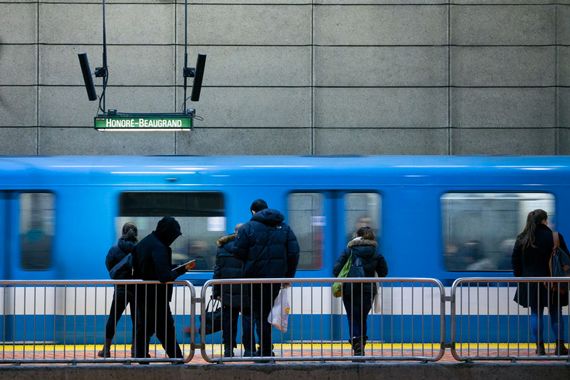 Des gens attendent le métro sur le quai de la station