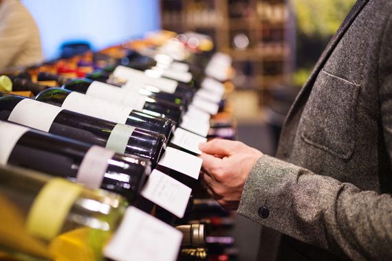 un étalage de bouteilles de vin