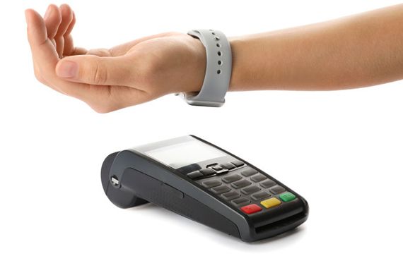 Une personne qui effectue un paiement avec un bracelet connecté