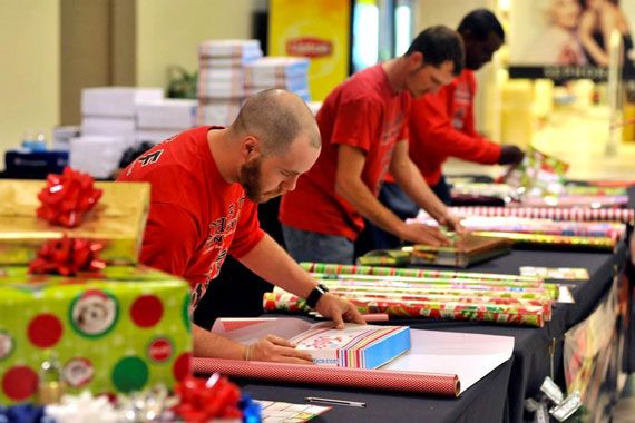 Des hommes emballet des cadeaux