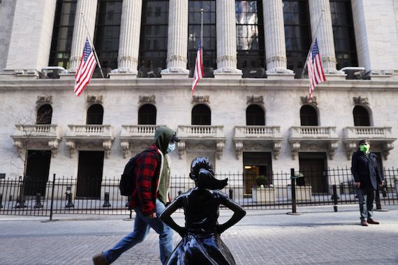 Une vue extérieure de Wall Street, à New York.