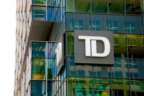 Logo de la Banque TD sur un immeuble aux grandes fenêtres