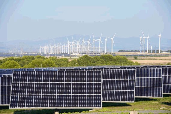 Des éoliennes et des panneaux solaires