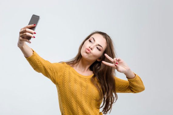 Une femme prenant un selfie.