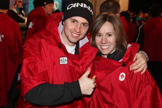 Jennifer Heil, photographiée aux côtés du double champion olympique Alexandre Bilodeau.