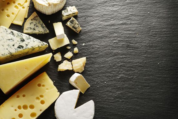 Des fromages sur un fond noir