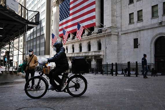 Une vue extérieure de Wall Street, à New York.