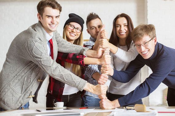 Un groupe de cinq jeunes entrepreneurs.