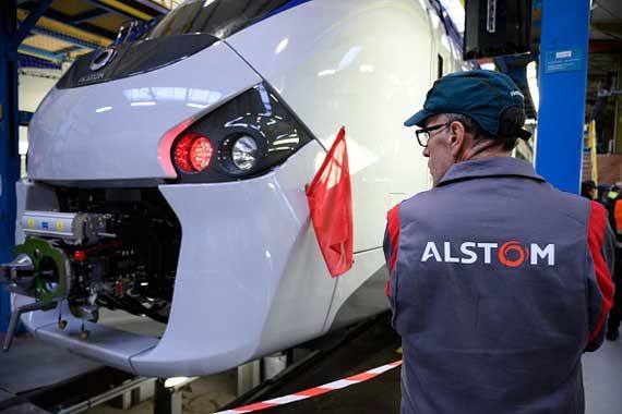 Un employé d'Alstom de dos, devant un train.