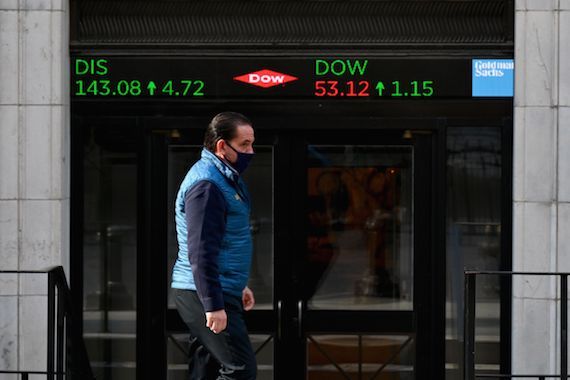 Une employé de la Bourse de New York devant l'édifice